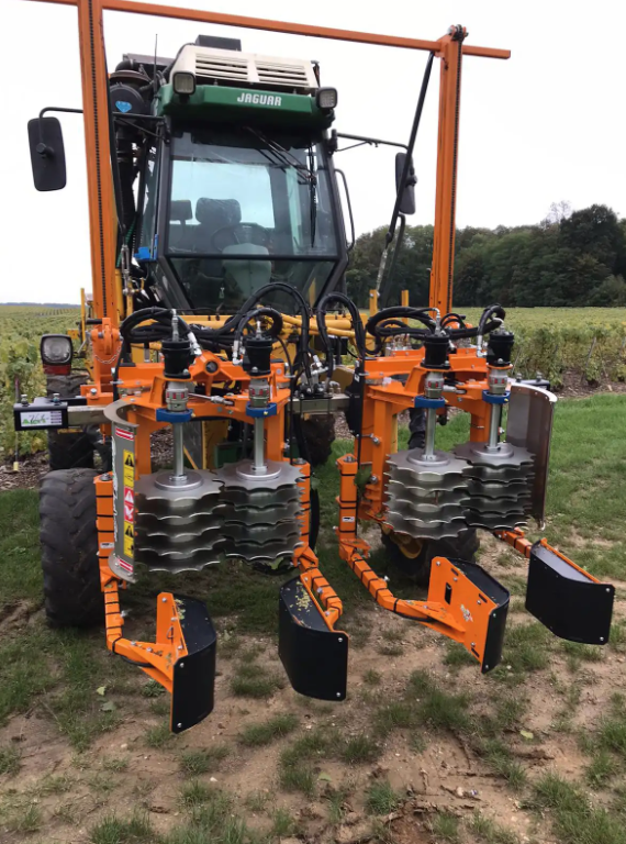 Naotec Pre pruner for self-propelled harvester
