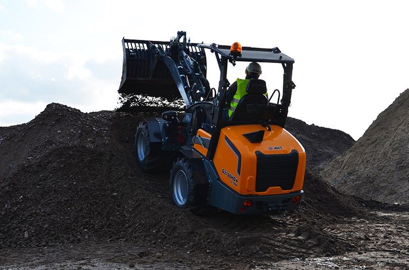 Loader with earth bucket G2700 GIANT Loader
