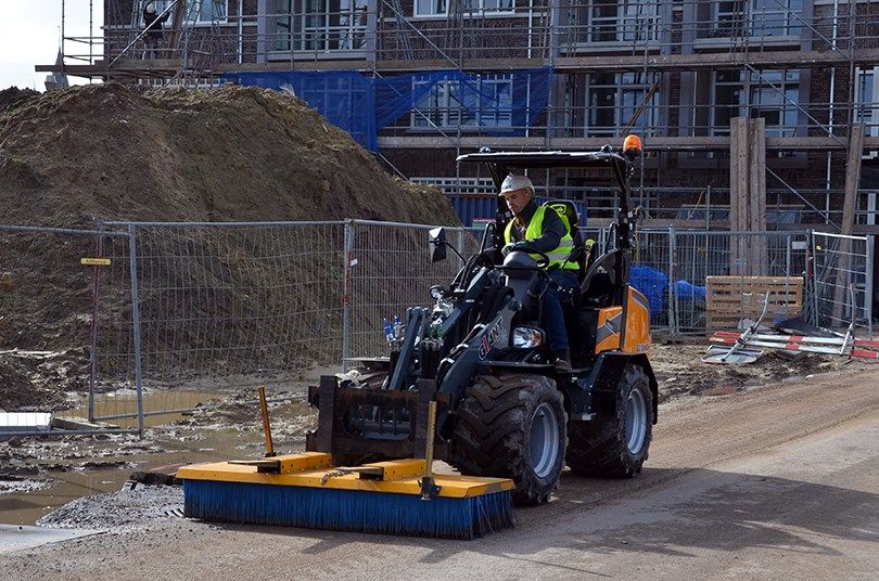 Compact loader with sweeper GIANT G2700 Loader