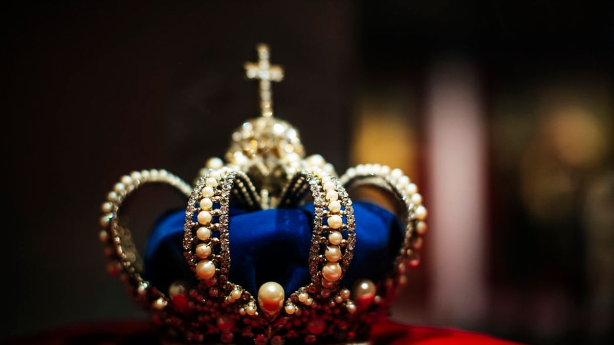 who shall gain the new crown