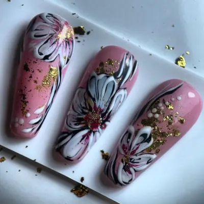 Nail art floral or