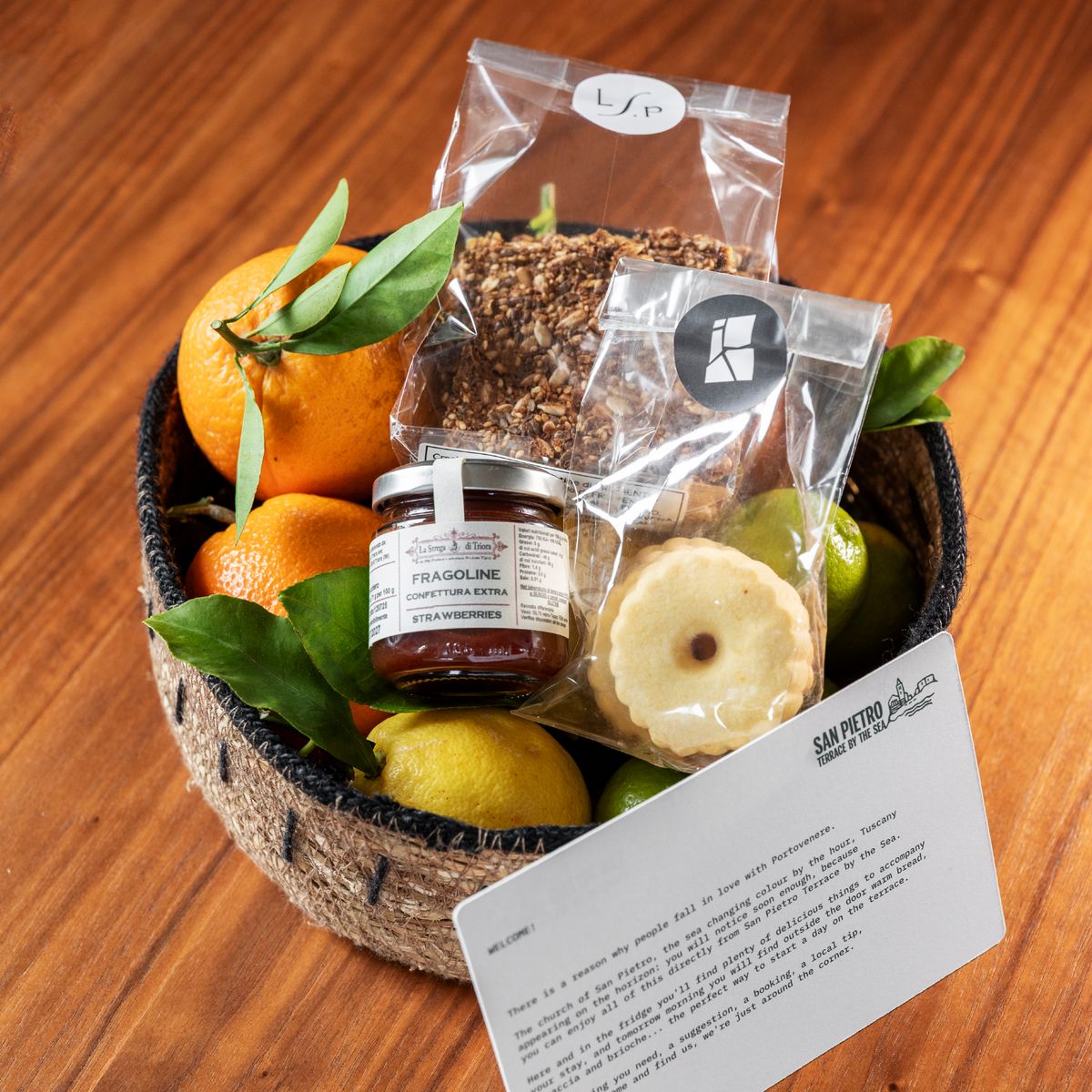 Il welcome kit con frutta di stagione e prodotti tipici selezionati con Forno & Fiori di Locanda San Pietro.
