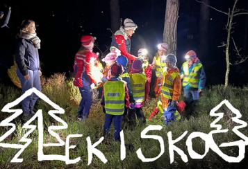 Barn som leker i skogen i mørket. Foto: Kim Krogstad