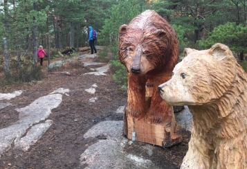Bilde av bjørner skåret ut i tre
