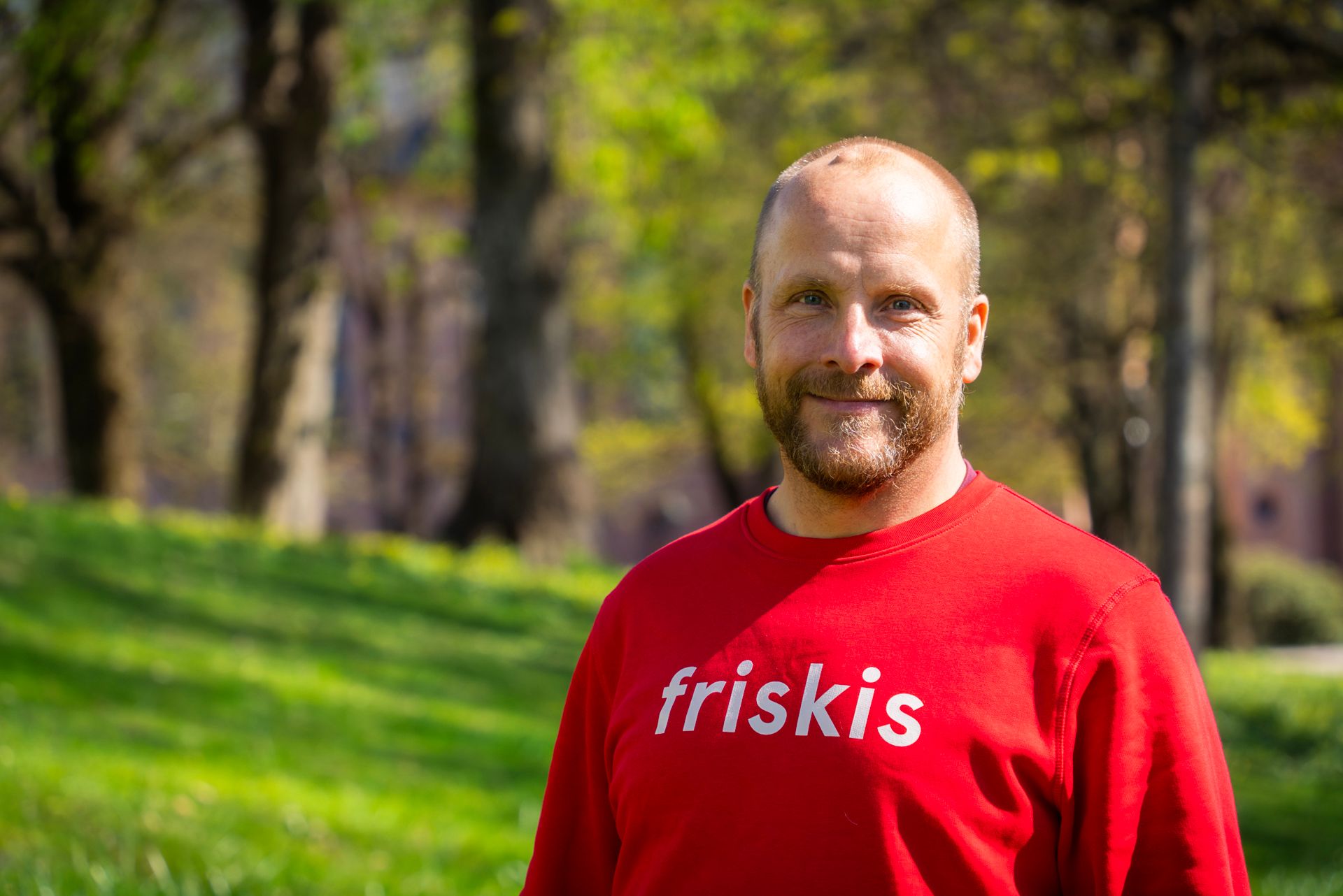 Bilde av Martin Alsparr med rød t-skjorte som det står "Friskis" på.