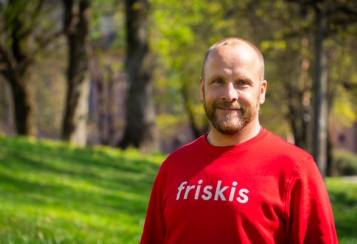 Bilde av Martin Alsparr med rød t-skjorte som det står "Friskis" på.
