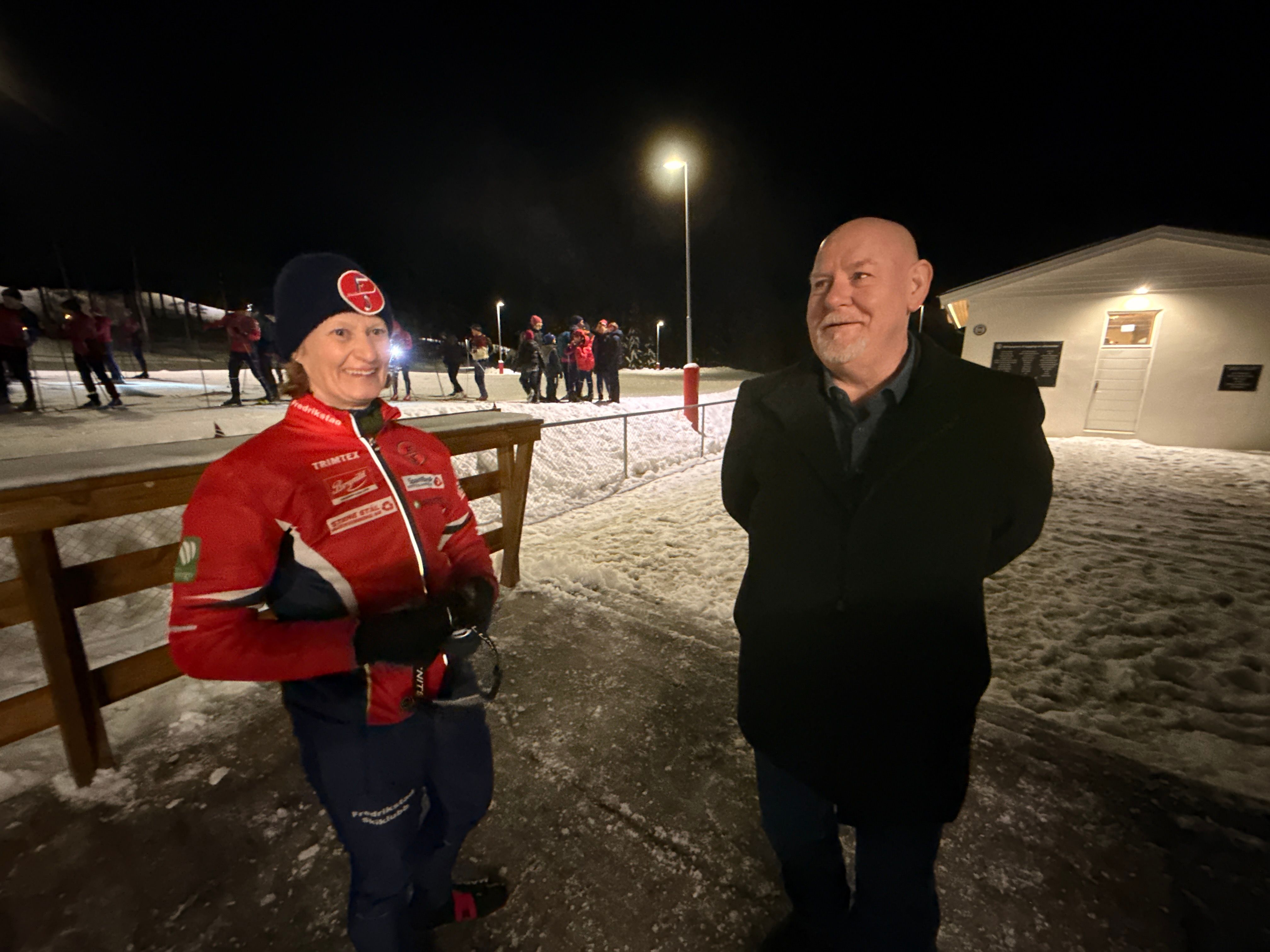 Styreleder Birgitte Husebye (i skiklubbdress) og varaordfører Ole Johan Lakselv på skiarenaen i forbindelse med klubbens 130-årsjubileum.