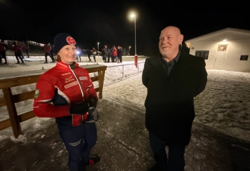 Styreleder Birgitte Husebye (i skiklubbdress) og varaordfører Ole Johan Lakselv på skiarenaen i forbindelse med klubbens 130-årsjubileum.