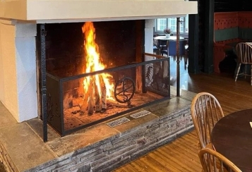 Peis med ved som brenner