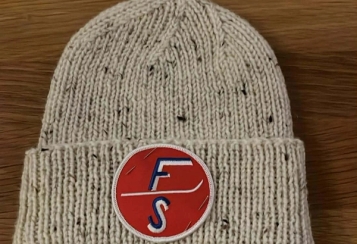 Grå lue med klubblogo