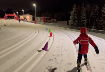 Lite barn som konkurrerer på ski på Skiarenaen. Foto: Kim Ydse Krogstad