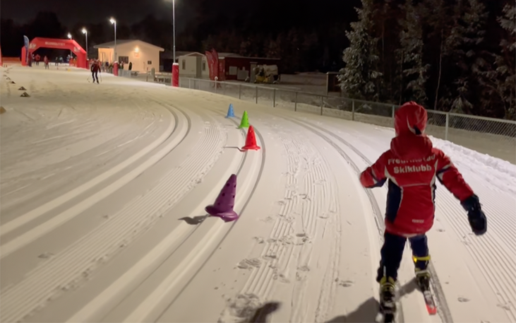 Lite barn som konkurrerer på ski på Skiarenaen. Foto: Kim Ydse Krogstad