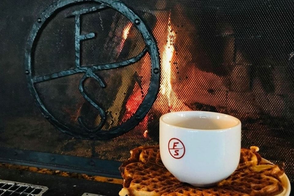 Kaffekopp foran brennende peis