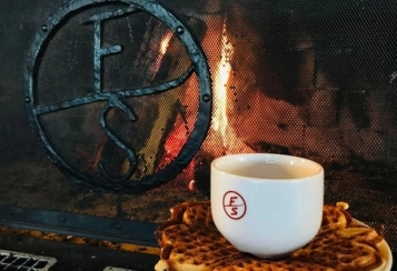 Kaffekopp foran brennende peis