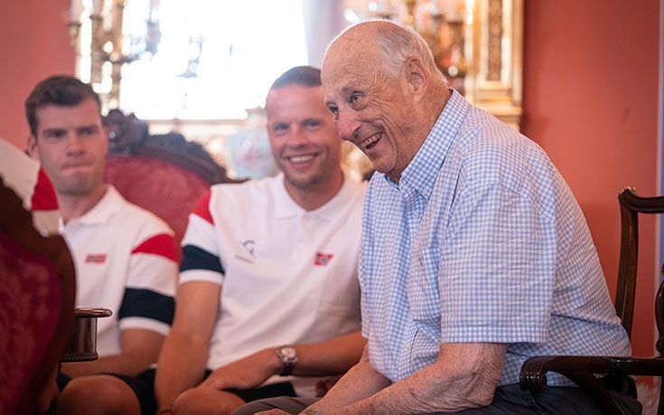 Kong Harald prater med fotballspillere