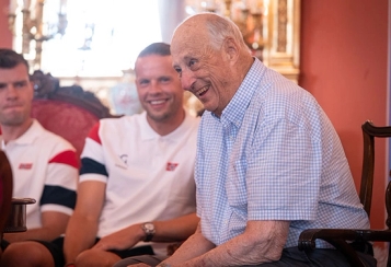 Kong Harald prater med fotballspillere