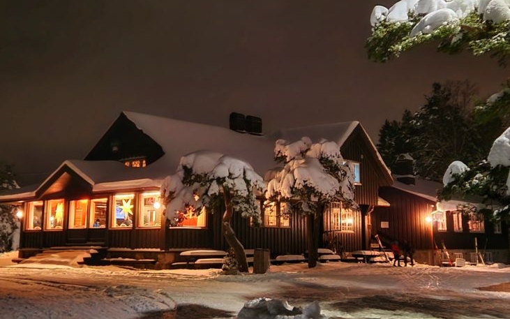 Skihytta vinterkveld