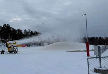 Snøkanon som produserer snø på Skistadion. Foto: Kim Krogstad