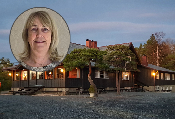 Portrett av dame på bilde av en stor trehytte