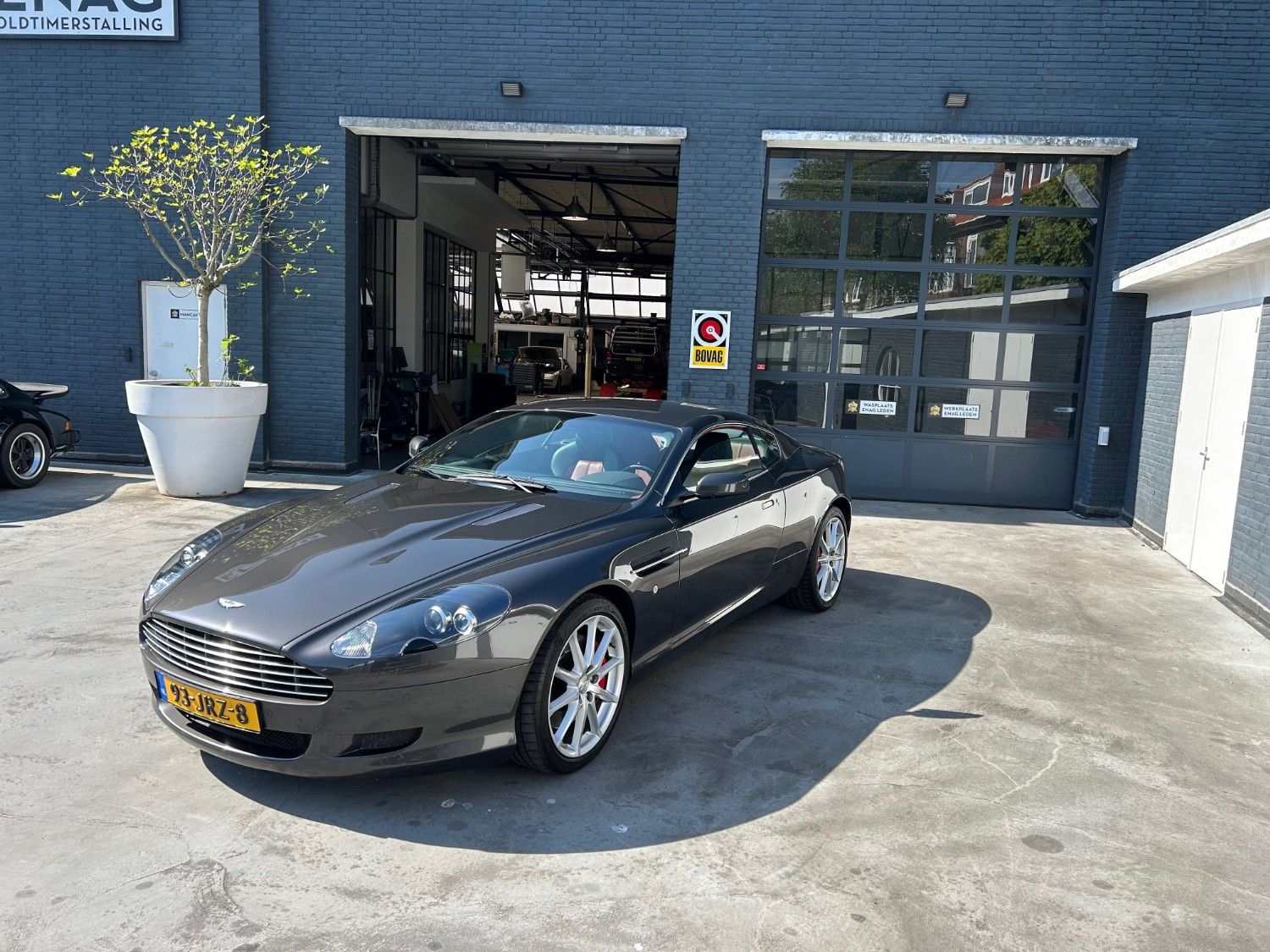 DB9