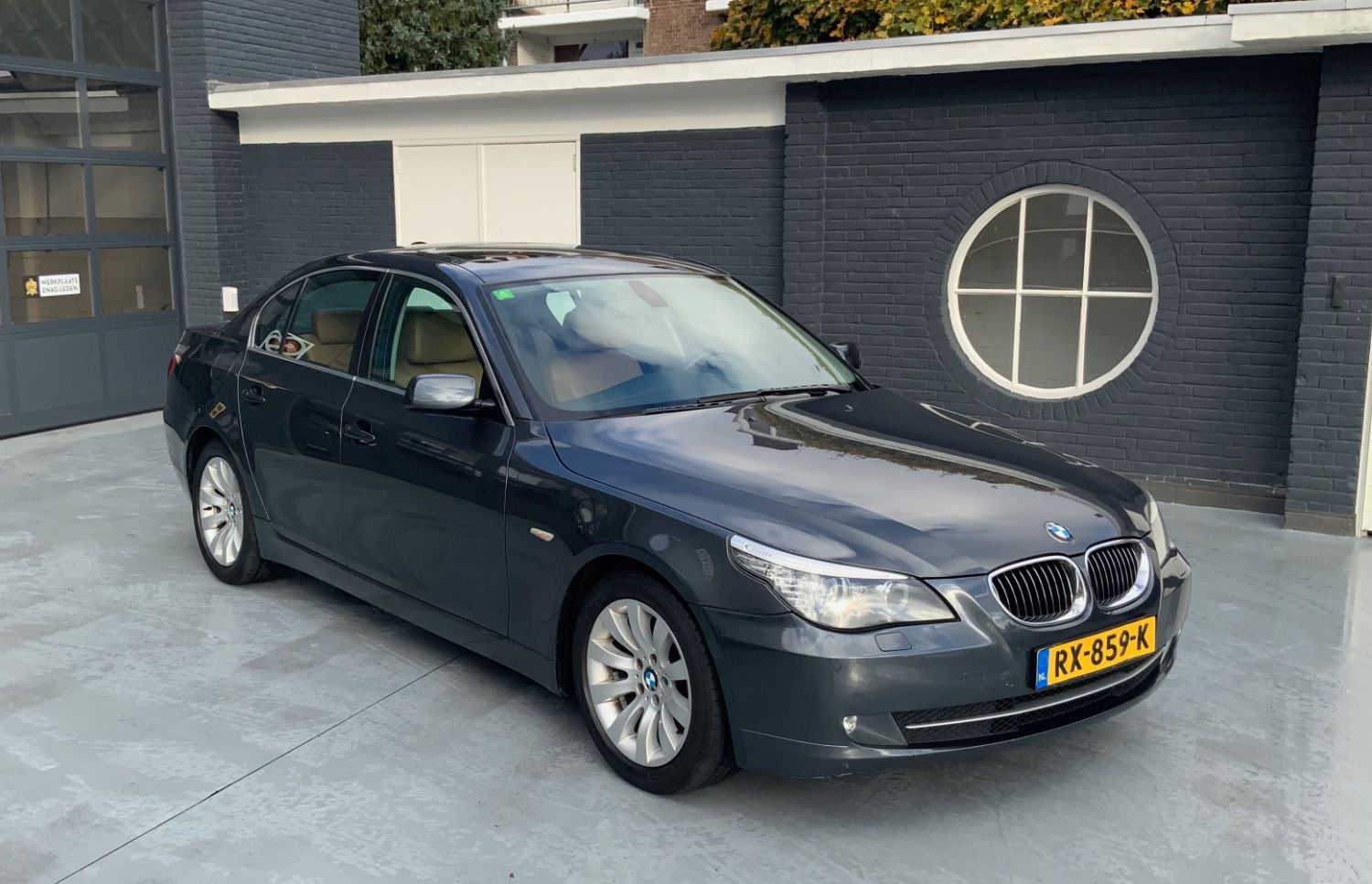 523i