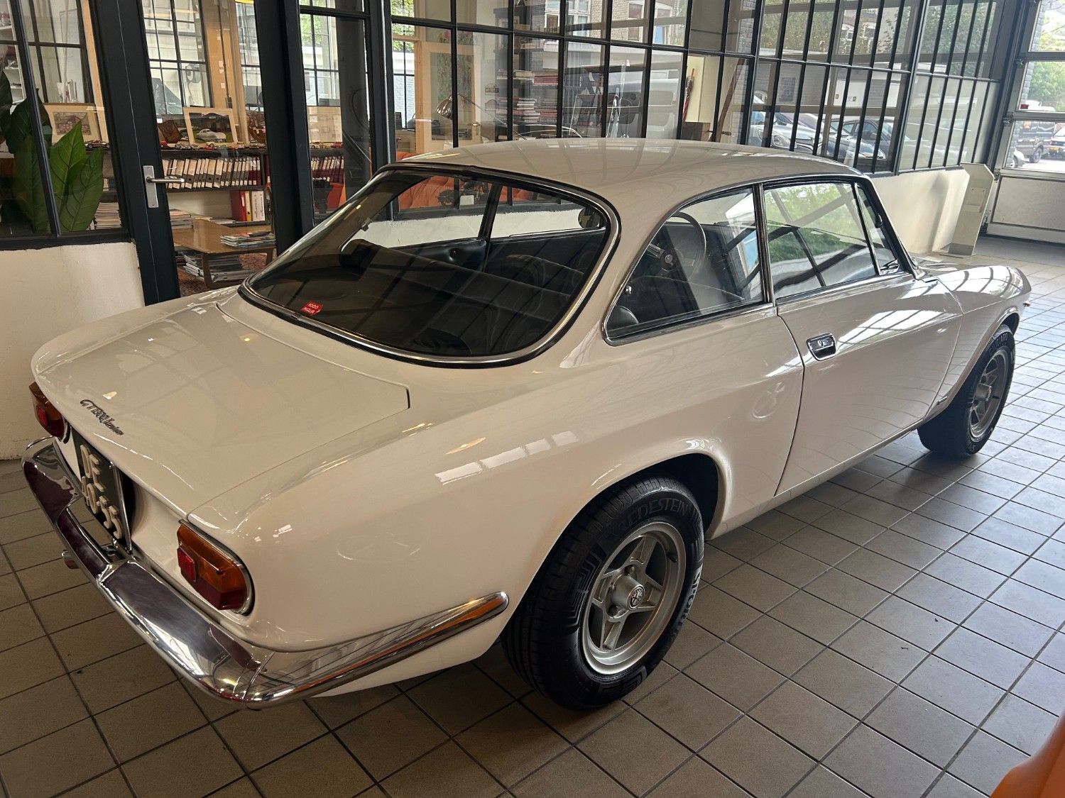 Alfa Romeo GT1300 Junior