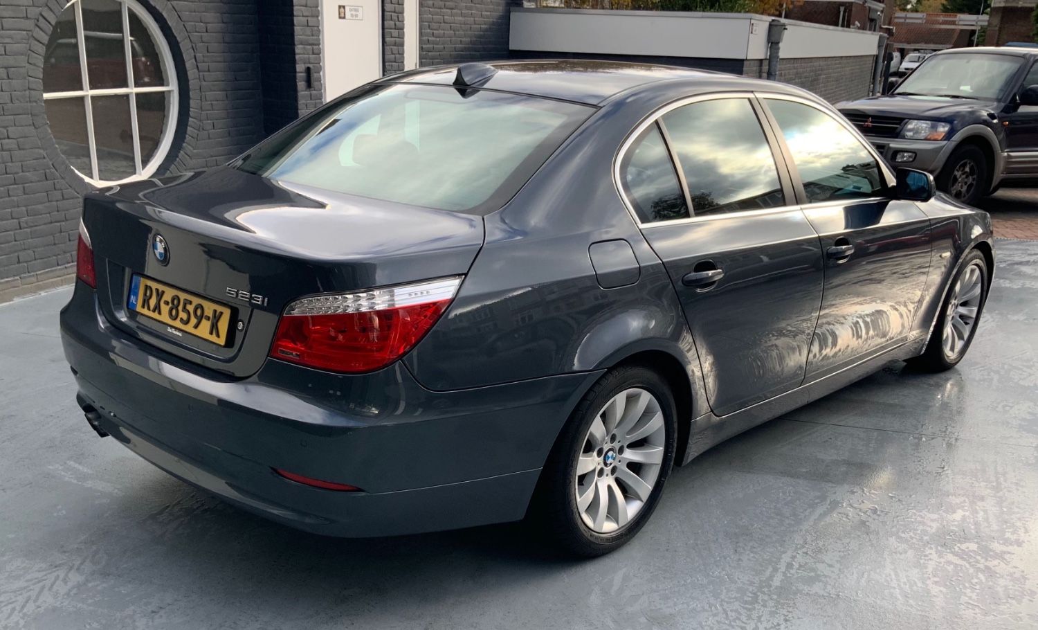 BMW 523i