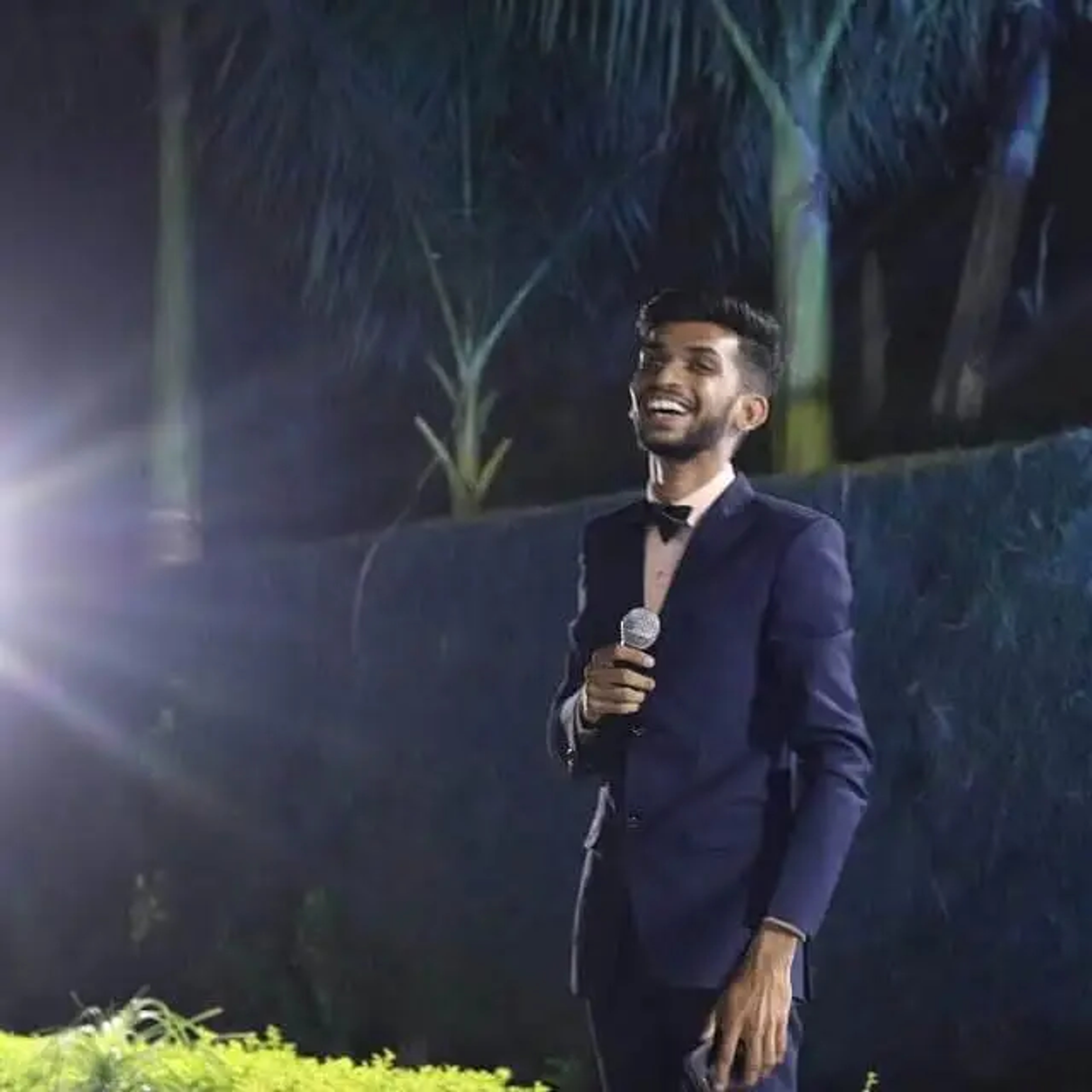 Chintan is performing @Senior's farewell party.