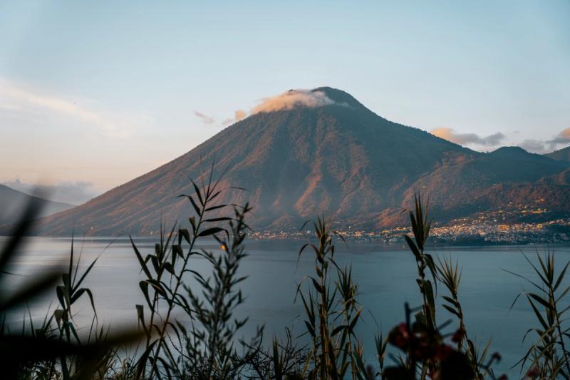 Der von Vulkanen umgebene Atitlán-See