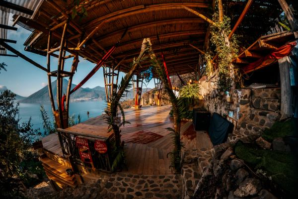 Die heilige Yoga-Plattform im „Eagle’s Nest“, ein Freiluftbereich für Gruppen-Workshops