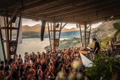 Mose Cacao Dance: Eine transformative Reise der Befreiung und melodischen Meisterschaft