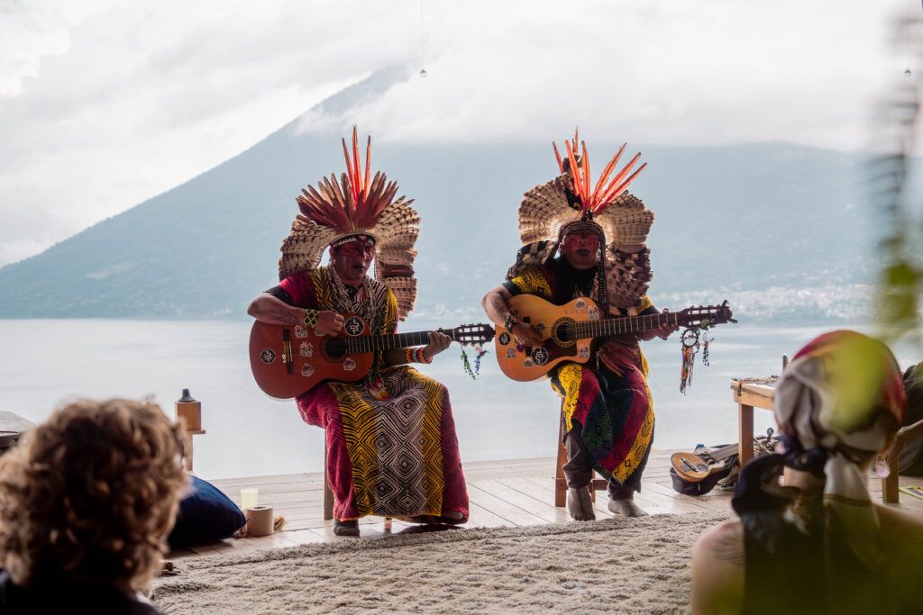 Entdecken Sie die Weisheit der Huni Kuin: Hüter der amazonischen Tradition