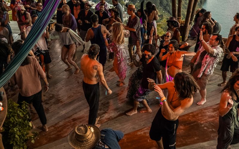 Baile extático del Día de la Comunidad en Eagle's Nest