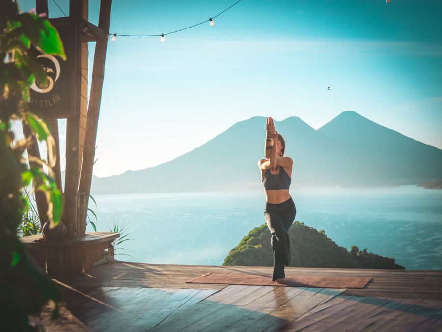 Yoga-Plattform unter freiem Himmel mit Blick auf den Atitlán-See