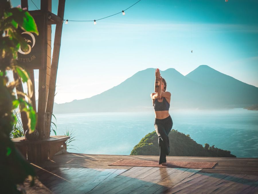Yoga-Plattform unter freiem Himmel mit Blick auf den Atitlán-See