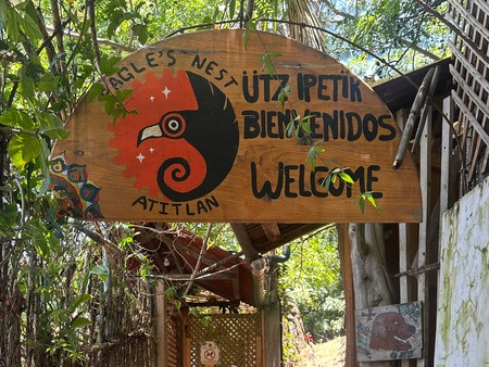 Das Eingangstor zum „Eagle’s Nest“ mit dem handgemalten „Utz Ipetik Bienvenidos“-Willkommensschild