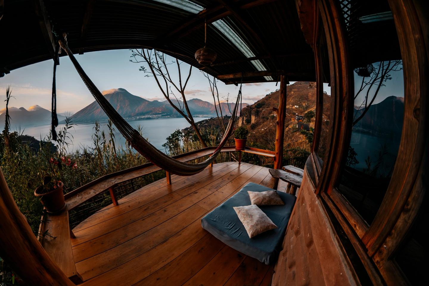Sonnenuntergang über dem Atitlán-See mit Vulkan im Hintergrund