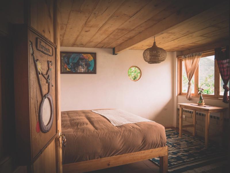 „LampLighter“-Zimmer mit Holzdecke, bemaltem Kopfteil und goldenem Nachmittagslicht