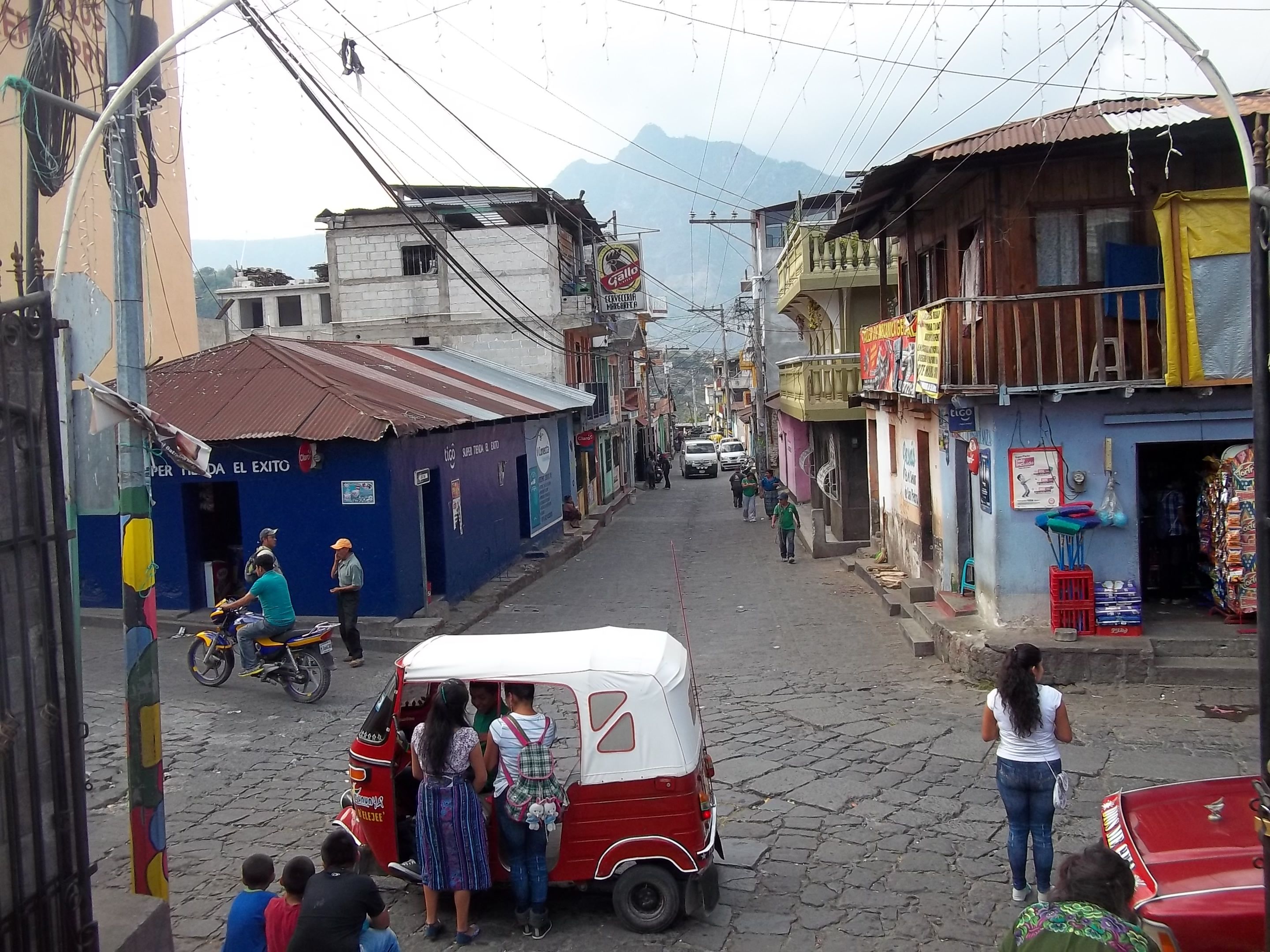 Ein Tuk-Tuk auf einer gepflasterten Straße in einem Dorf am Ufer des Atitlán-Sees