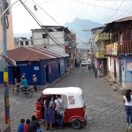 Ein Tuk-Tuk auf einer gepflasterten Straße in einem Dorf am Ufer des Atitlán-Sees