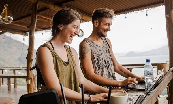 Coworking auf der Terrasse des „Eagle’s Nest Atitlan“ mit Starlink-WLAN und Blick auf den Atitlán-See