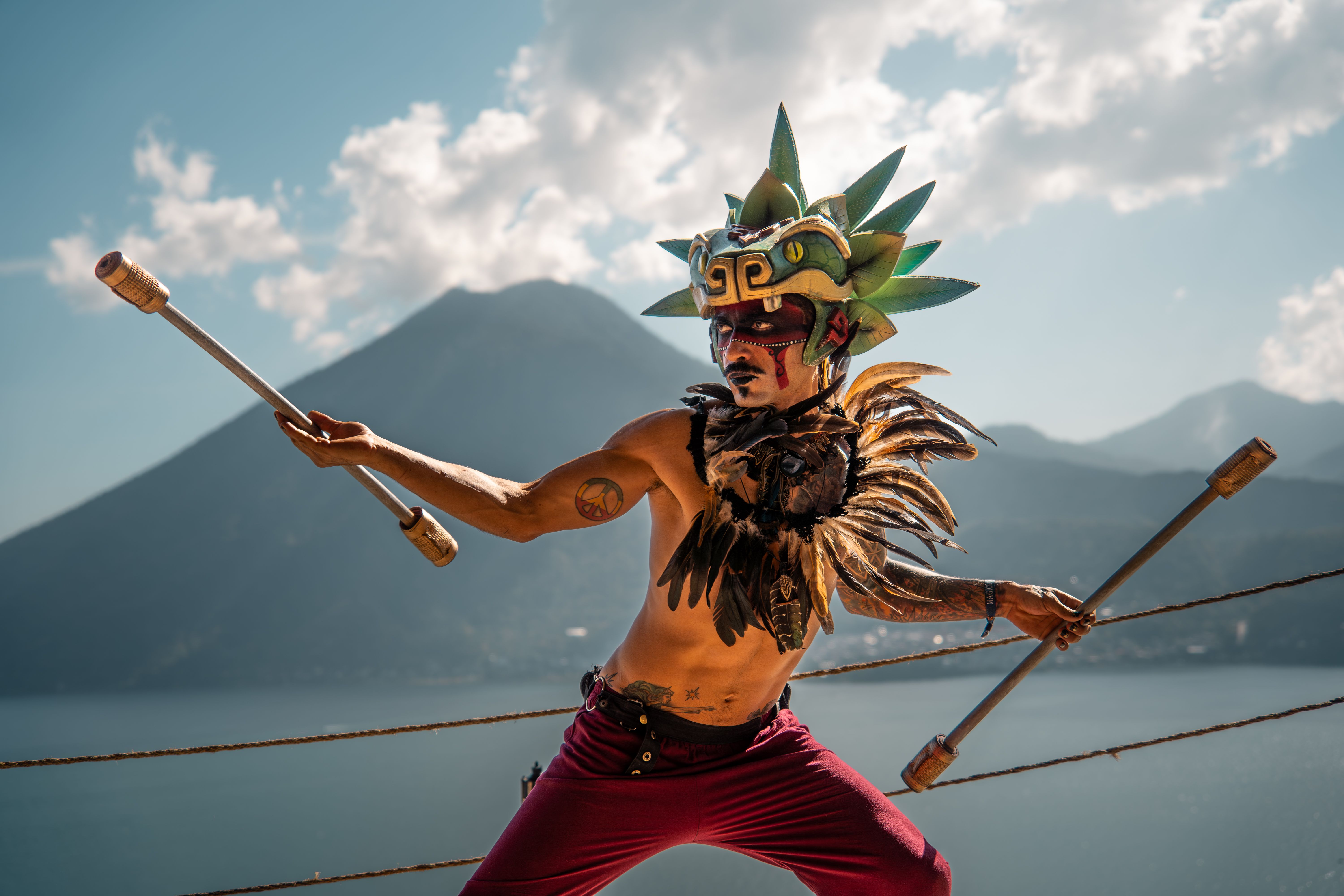 Maya-Zeremonienfigur in traditioneller Tracht zur Sonnenwende