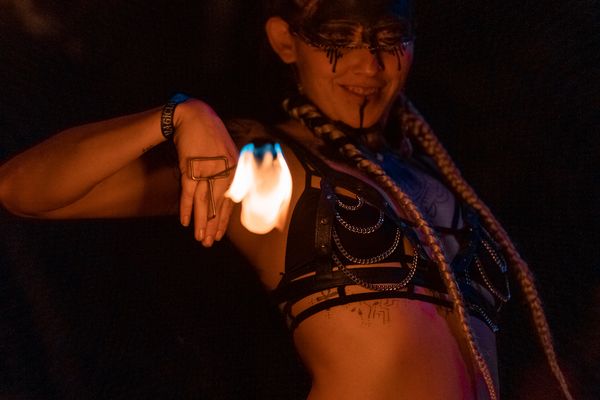 Actuación de danza del fuego en el Festival de Águila