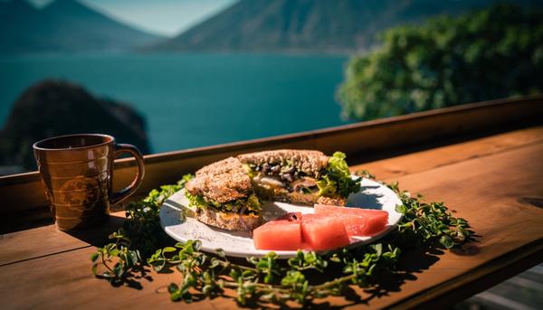 Vegetarisches Gericht „vom Erzeuger direkt auf den Tisch“