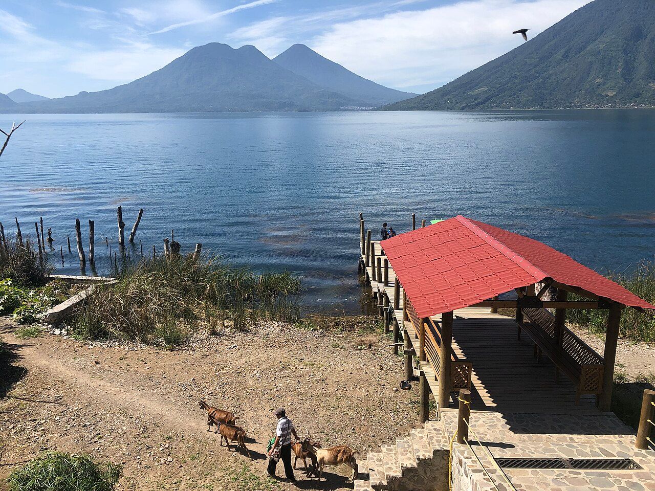 Der Steg von San Marcos La Laguna am Atitlán-See mit den Vulkanen auf der anderen Seite des Sees