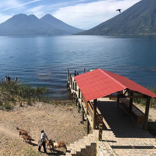 Der Steg von San Marcos La Laguna am Atitlán-See mit den Vulkanen auf der anderen Seite des Sees