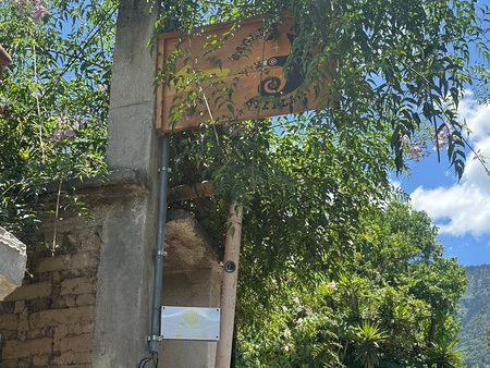 Das „Eagle’s Nest“-Schild oberhalb der Ecke am Ausgangspunkt des Wanderwegs in der Nähe von Shangri-La
