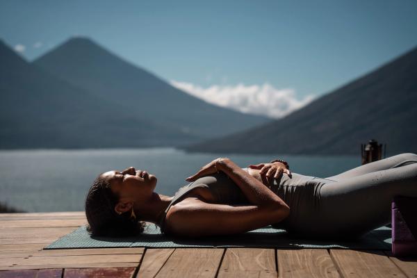Yogalehrer, der auf der „Eagle’s Nest“-Plattform einen Kurs mit Blick auf den Atitlán-See leitet