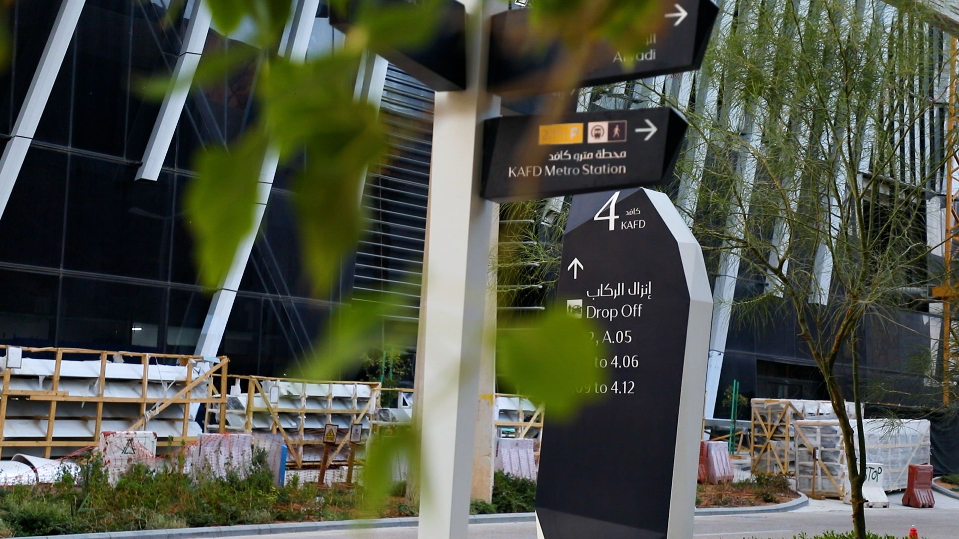  KAFD: Mega-Signage Network Takes Centre Stage (15,500+ Signs & 355 Screens) 