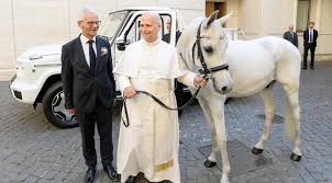 Papa con su regalo de caballo